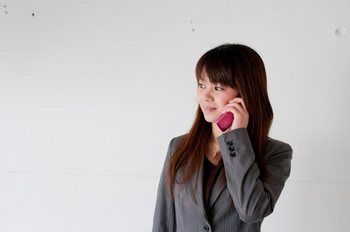 携帯電話で話をしている女性